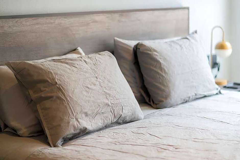 P502 Rooftop views 33drm 2bath AC