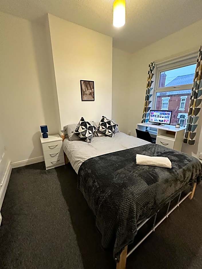 Lovely Town house Room 2