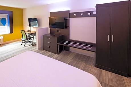 King Suite - Communications and Mobility Accessible Tub