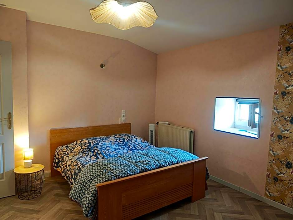 chez Émile côté face maison entière, 3 chambres, 2 salles de bains,jardin et terrasse