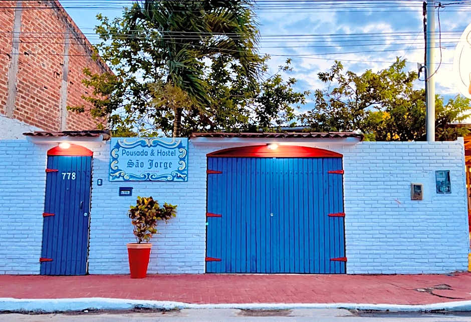 Pousada São Jorge 1 MIN A PÉ DA PRAIA Casa de família, simples e aconchegante, Na Av principal da praia café disponível até 12hs cozinha completa e churrasqueira disponível para uso ar cond das 20hs as 8 30