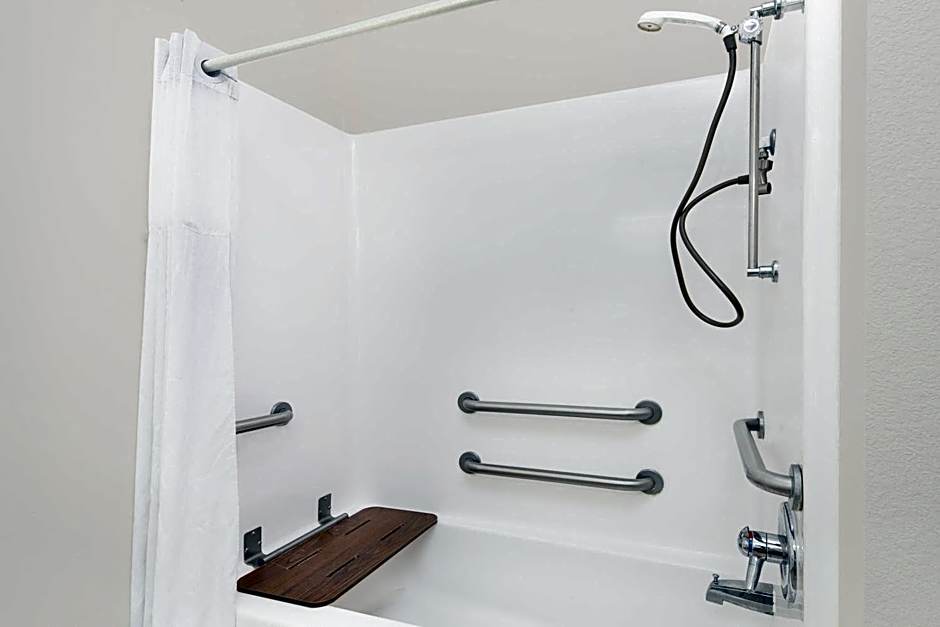 Days Inn & Suites by Wyndham Hutchinson