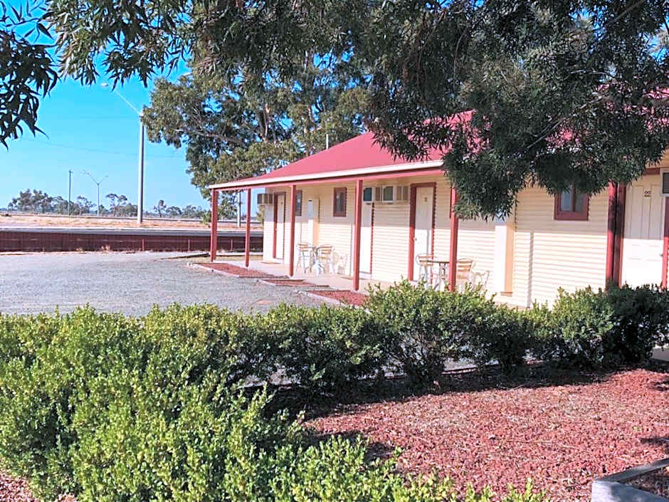 Outback Quarters Motel Hay and Restaurant