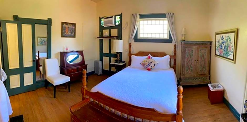 Photo 1 of 4 of 1 Queen Bed, Garden View
