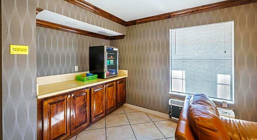 Super 8 by Wyndham Jackson MS Near the Fairgrounds
