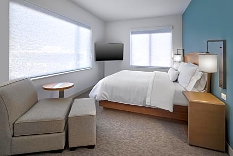 Executive Suite, 1 King, Alternate bed: sofa bed