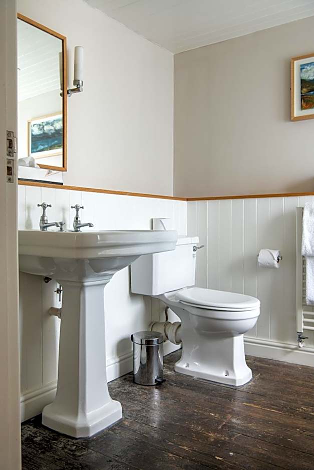 Wheelwrights Arms Country Inn & Pub