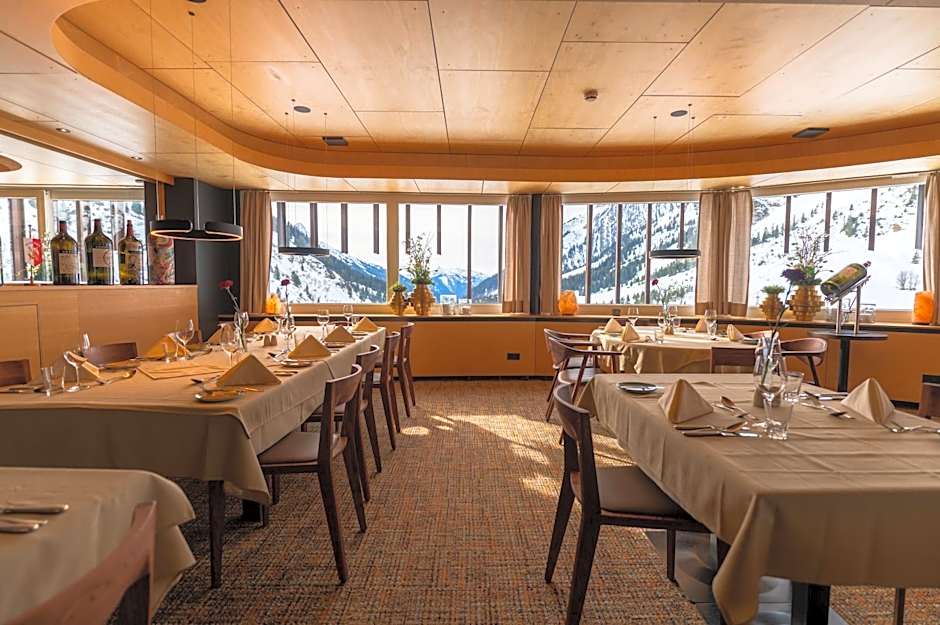Wohlfühlhotel Hubertushof am Arlberg - Ski-In & Ski-Out - Sky Pool