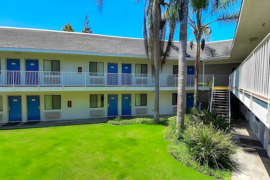 Motel 6 Carlsbad Downtown