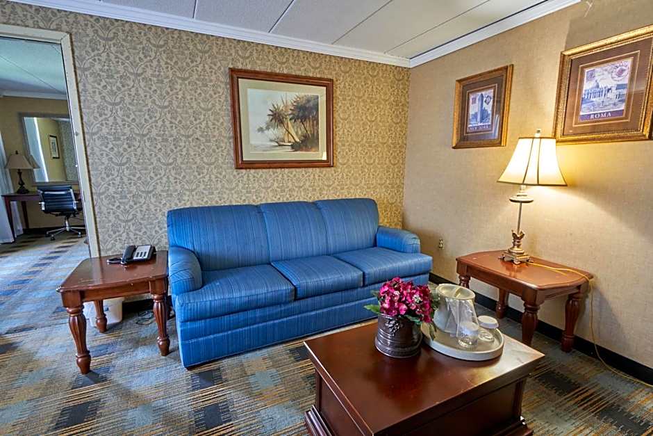 Riverview Inn & Suites