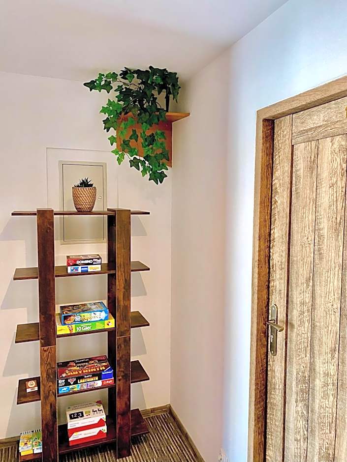 Old Tree Home & Restaurant