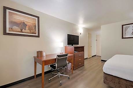 Suite-1 King Bed, Non-Smoking, Dining Area, Full Breakfast