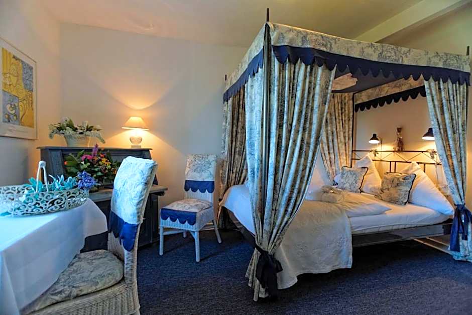 Burghaus & Villa Kronenburg