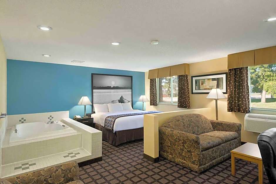 Super 8 by Wyndham Whitewater WI