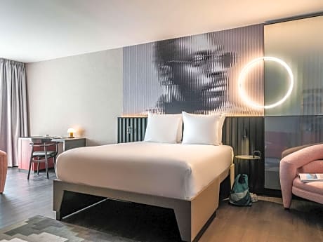 Deluxe Room With 1 Queen Bed And 2 Single Sofa Beds