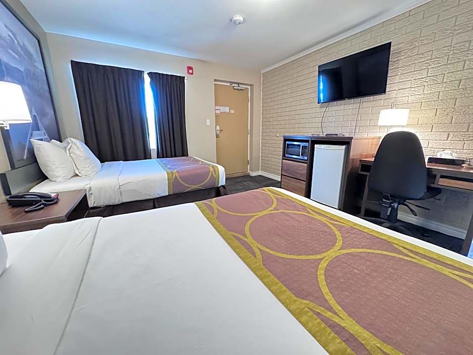 Super 8 by Wyndham Guelph