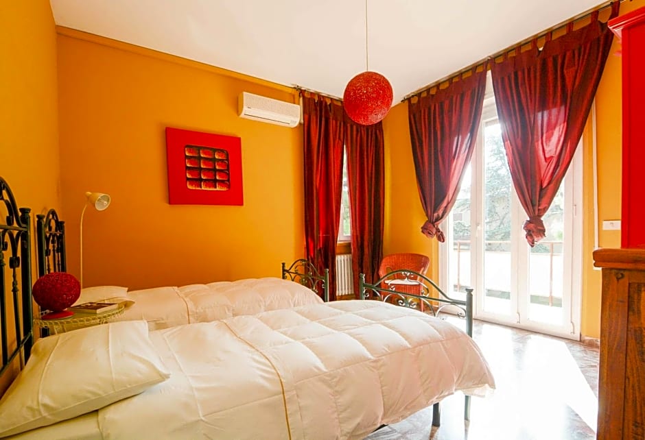 Casa Fuori Casa - 200 mt dal casello autostradale, parcheggio gratuito, garage moto