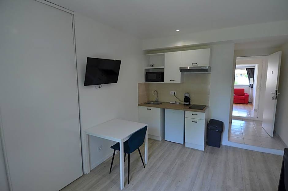 STUDIO CASSIN - next to tramway line 2 near airport