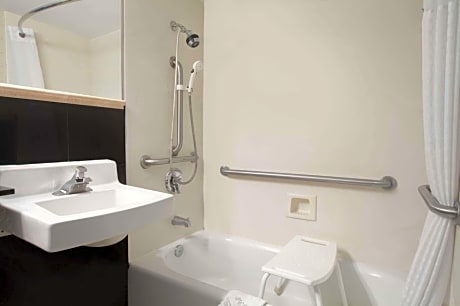 Queen Room with Bath Tub - Mobility Accessible/Non-Smoking