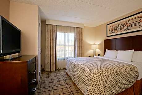 1 King Prem Mobility/Hearing Access Ri Shwr Ns