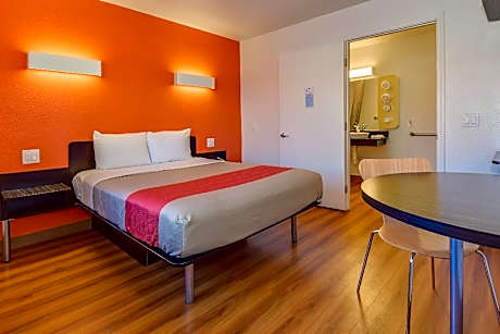1 Queen Bed | ADA/RI Shower/Non-Smoking