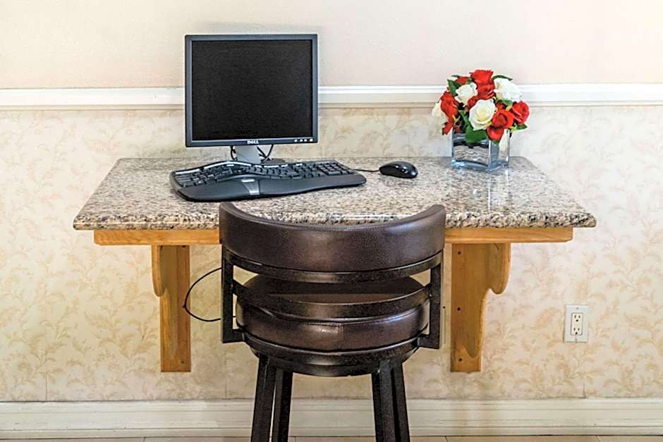 Rodeway Inn & Suites Colton-Riverside