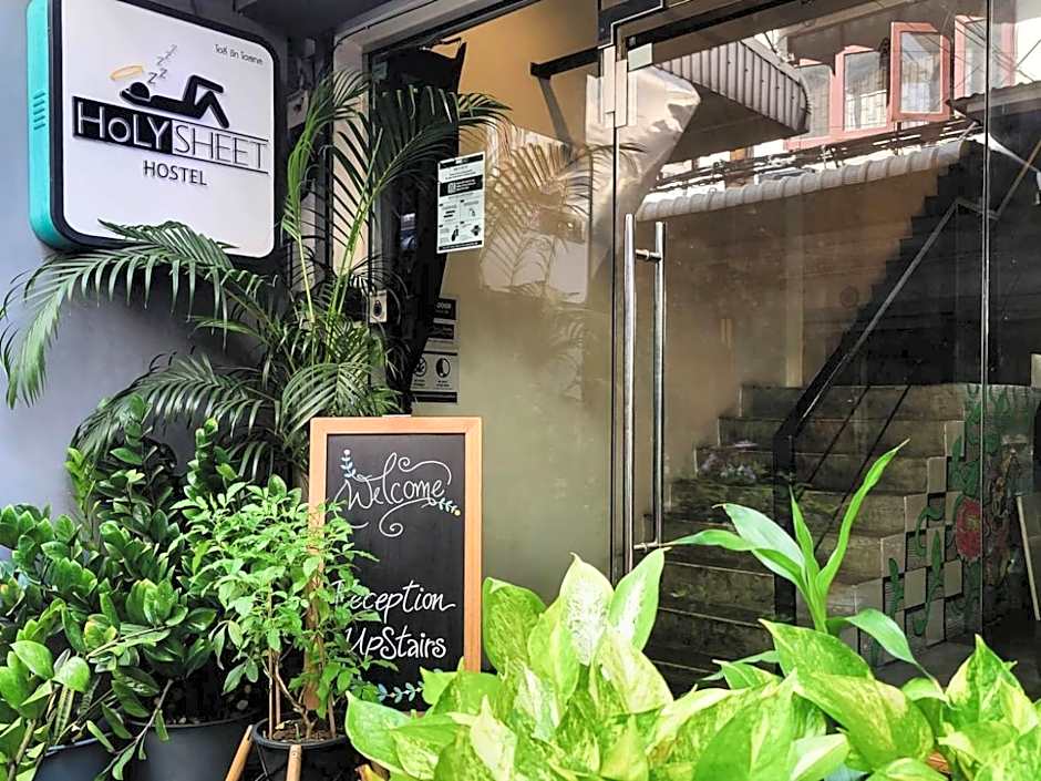 HOLY SHEET Hostel