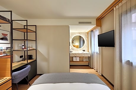 Essential Queen Room