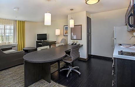 One-Bedroom Queen Suite - Mobility Accessible Roll-In Shower