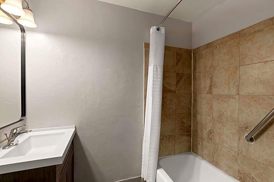 Travelodge by Wyndham Everett City Center