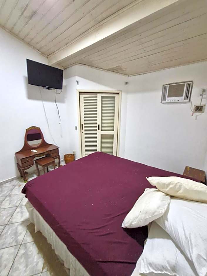 Sobrado em condomínio quase pé na areia em Juquehy