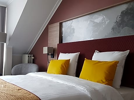 Studio 1 Twin Bed 2 Single Beds