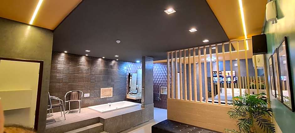 Amaretto Motel - Adults Only