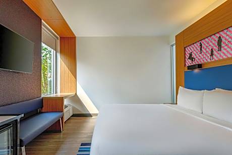 King Room with Roll-in Shower - Mobility and Hearing Accessible
