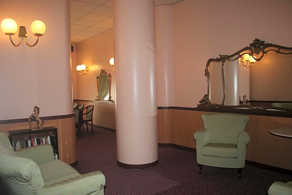Albert Hotel