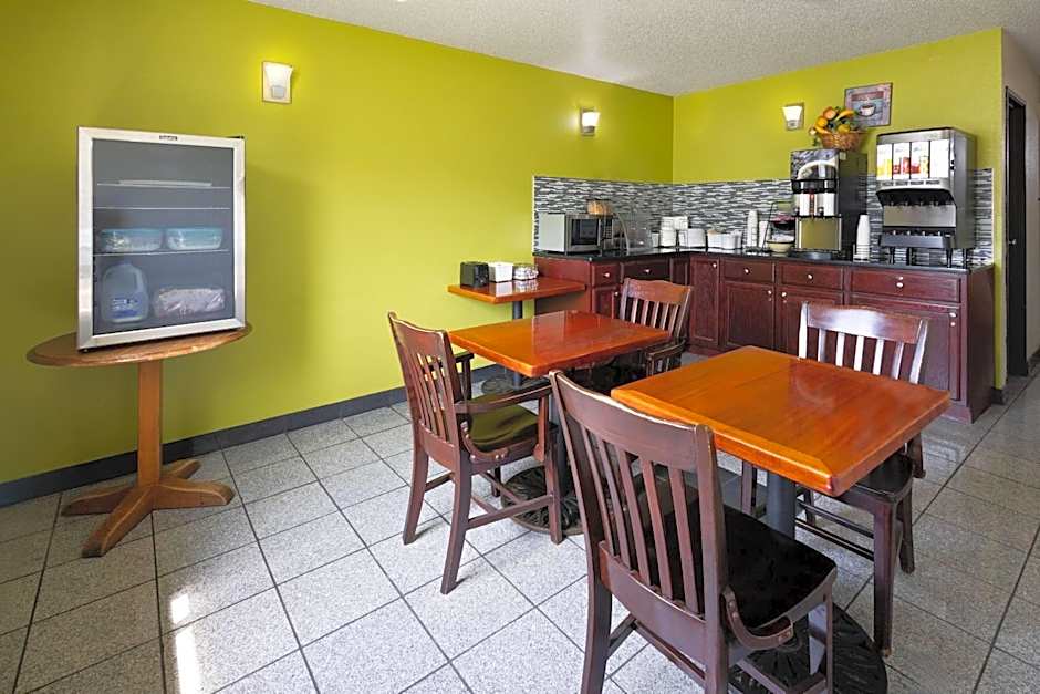 Super 8 by Wyndham South Boston VA