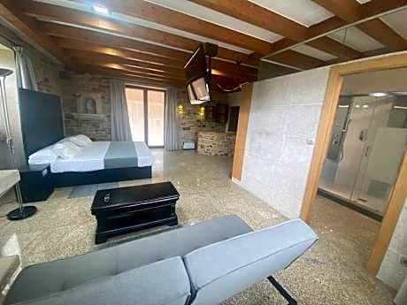 Deluxe Queen Suite