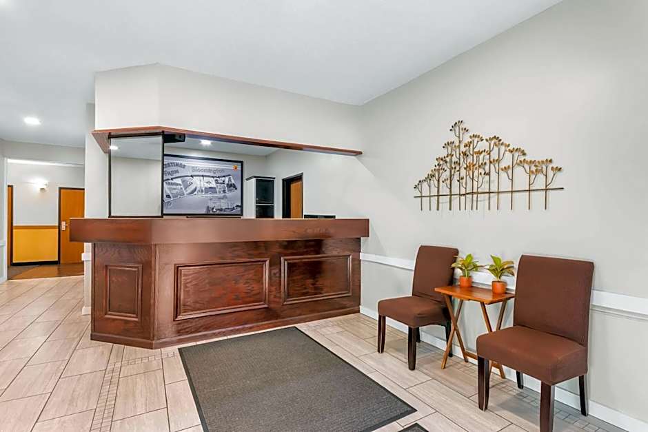 Super 8 by Wyndham Bloomington University Area