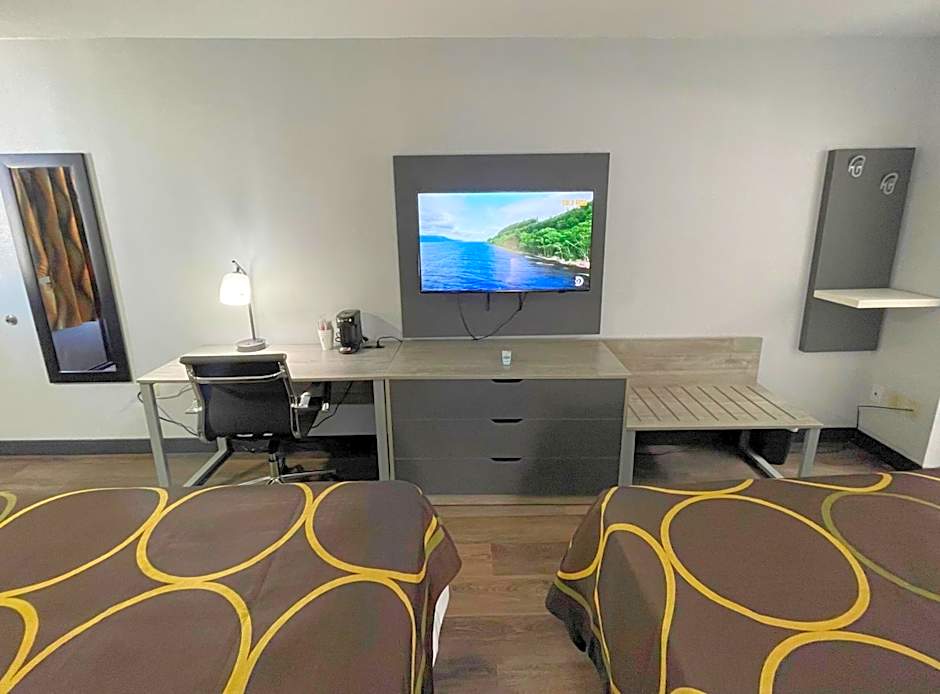 Super 8 by Wyndham Pigeon Forge Downtown