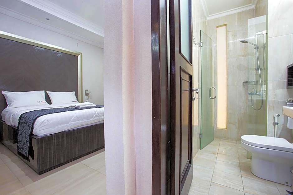 RedDoorz Plus Syariah near Mall Pondok Indah