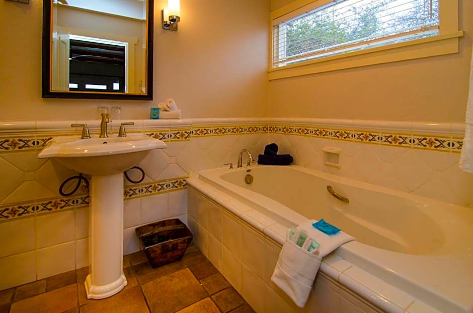 Galiano Oceanfront Inn & Spa