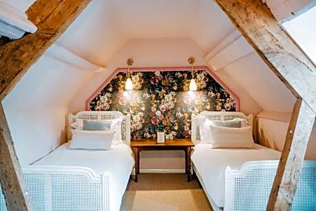 Twin Room with Private External Bathroom