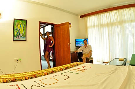 Interconnecting Room (6 Adults)