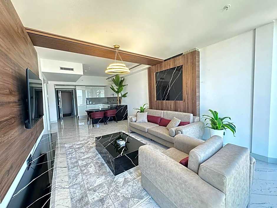 Stunning skyview luxury apt floor in high floor
