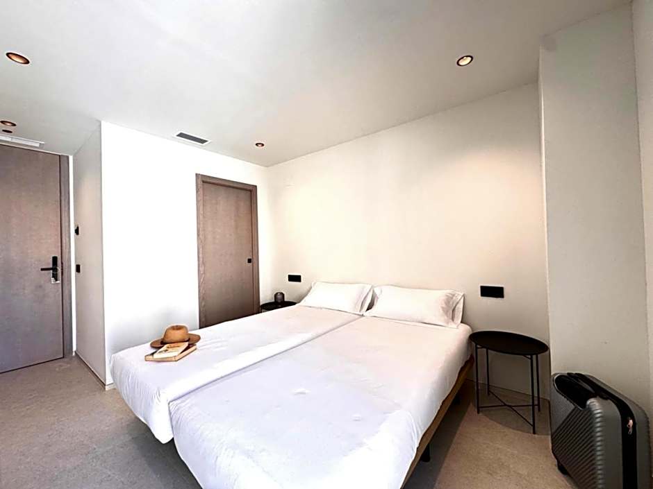 Hugo Beach Hotel & Apartments