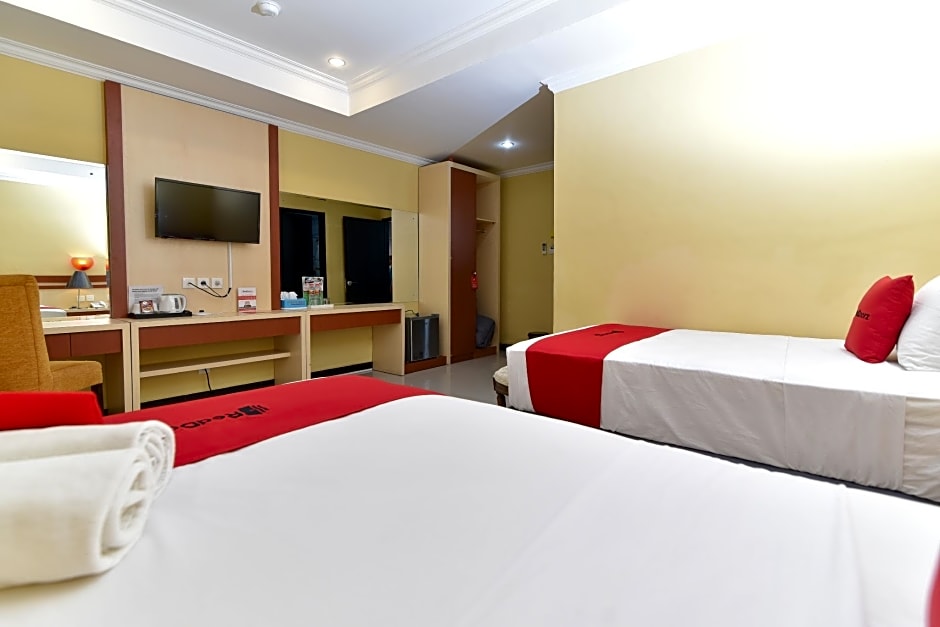 RedDoorz Plus near Mall Bali Galeria 2