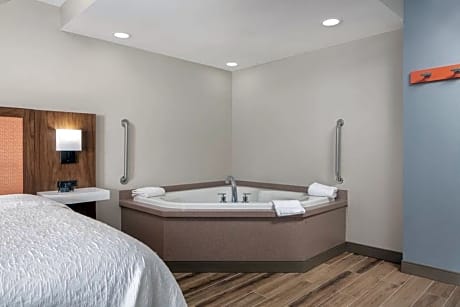 1Kng Hearing Accessible Whirlpool Suite Ns