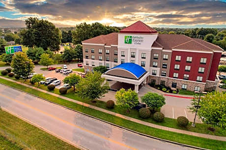 Holiday Inn Express and Suites Springfield Medical District By IHG