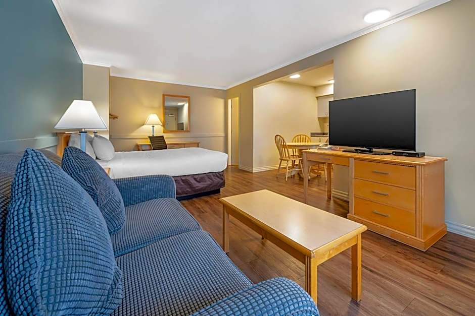 Econo Lodge Inn & Suites