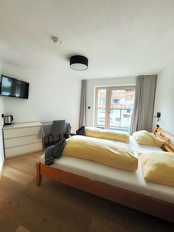 SKILL Mountain Lodge - Ski und Bike Hostel im Sommer mit JOKER CARD